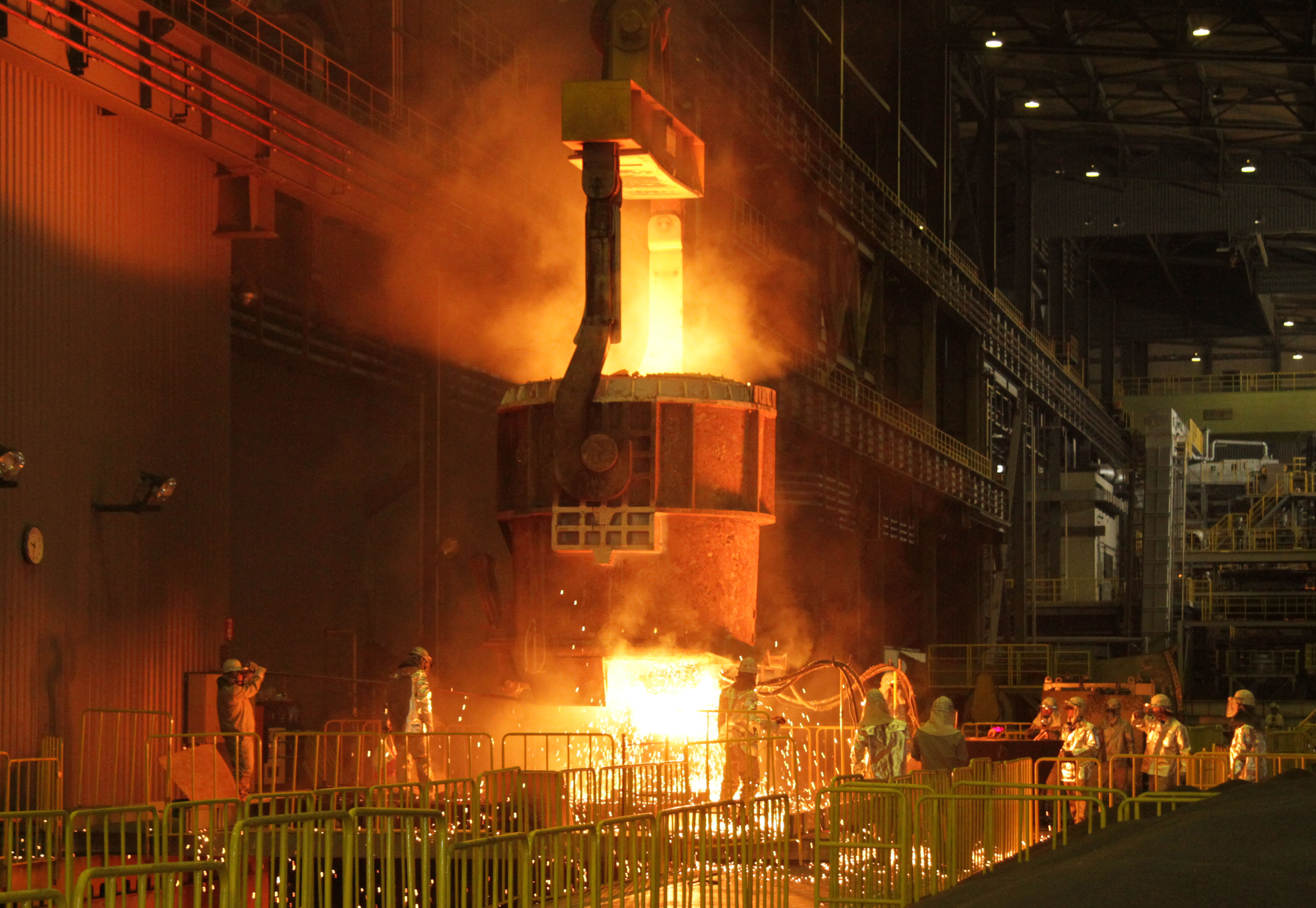 常石鉄工　北九州の若松スティール工場で鋳込み式を行い、電気炉を稼働