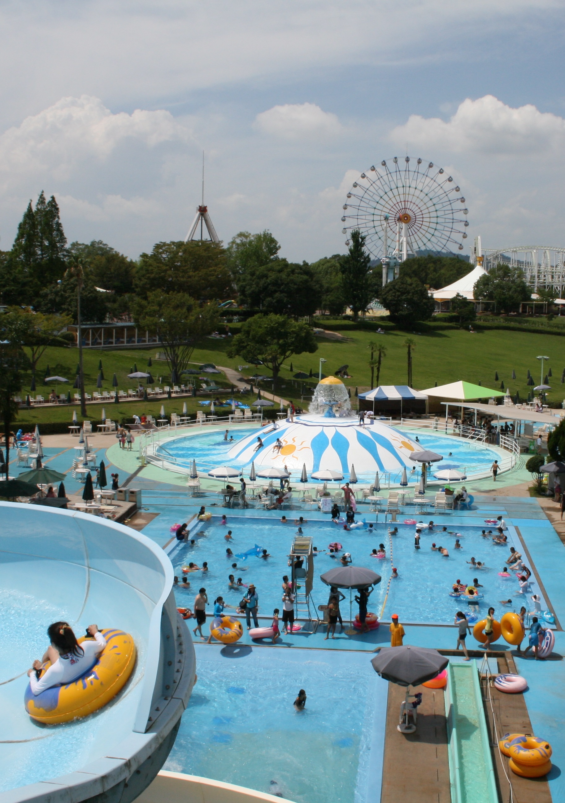 25周年「みろくの里」夏のプールは魅力的(みろくてき)！
広島県内で一足早く7月12日にレジャープールオープン