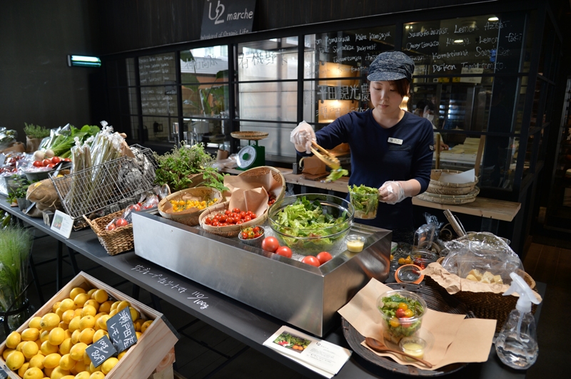 瀬戸内の恵みと賑わい「ONOMICHI U2 マルシェ」開催中─尾道の有機野菜とアート、サイクリストが創出する次世代市場