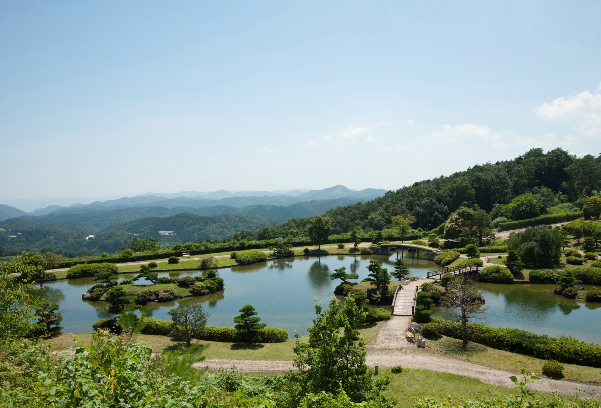 標高600メートルに位置する日本庭園では四季折々の色どりがあります