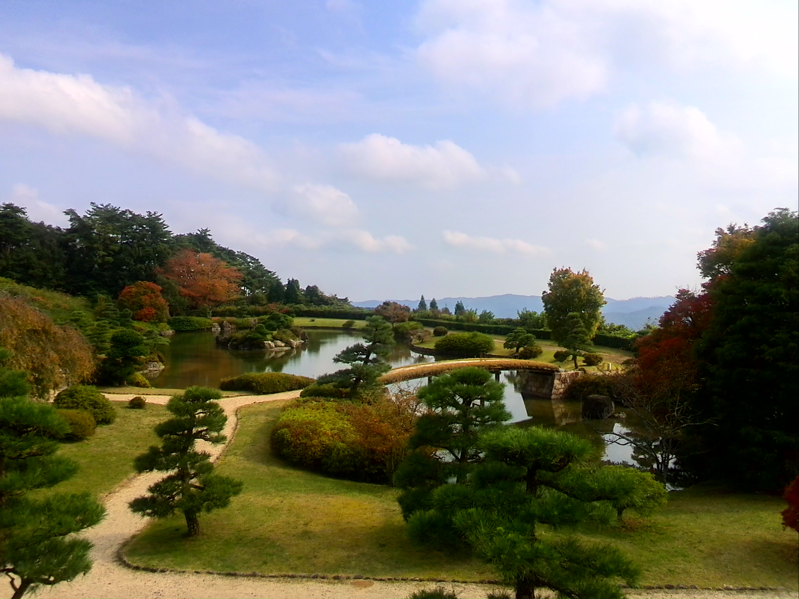 紅葉の時期到来。日本庭園で凛とした時間を過ごす～神石高原ホテル
