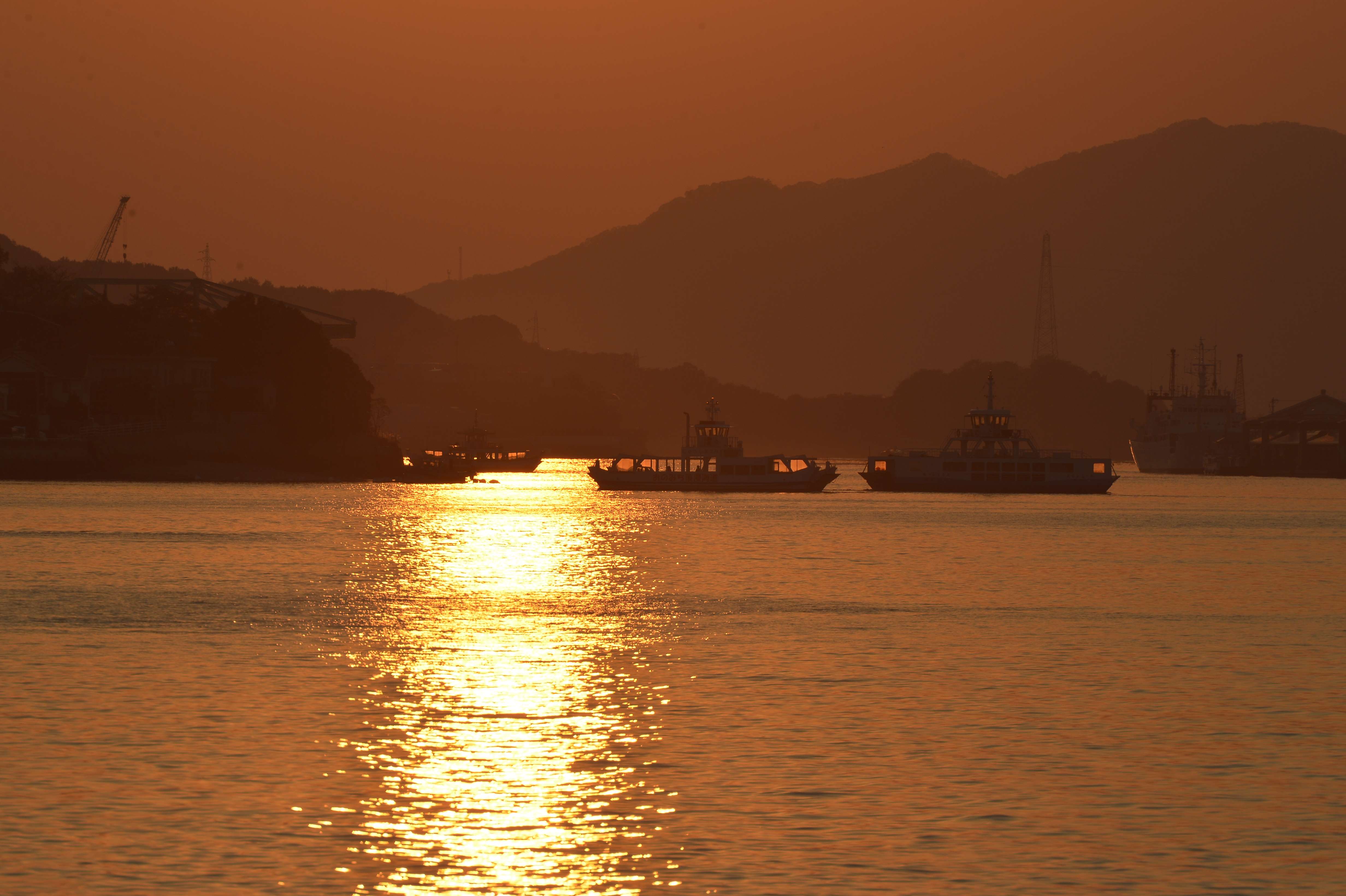 尾道の海辺のバーで、夕陽に染まる景色を見ながら楽しむHappy Hour。ONOMICHI U2