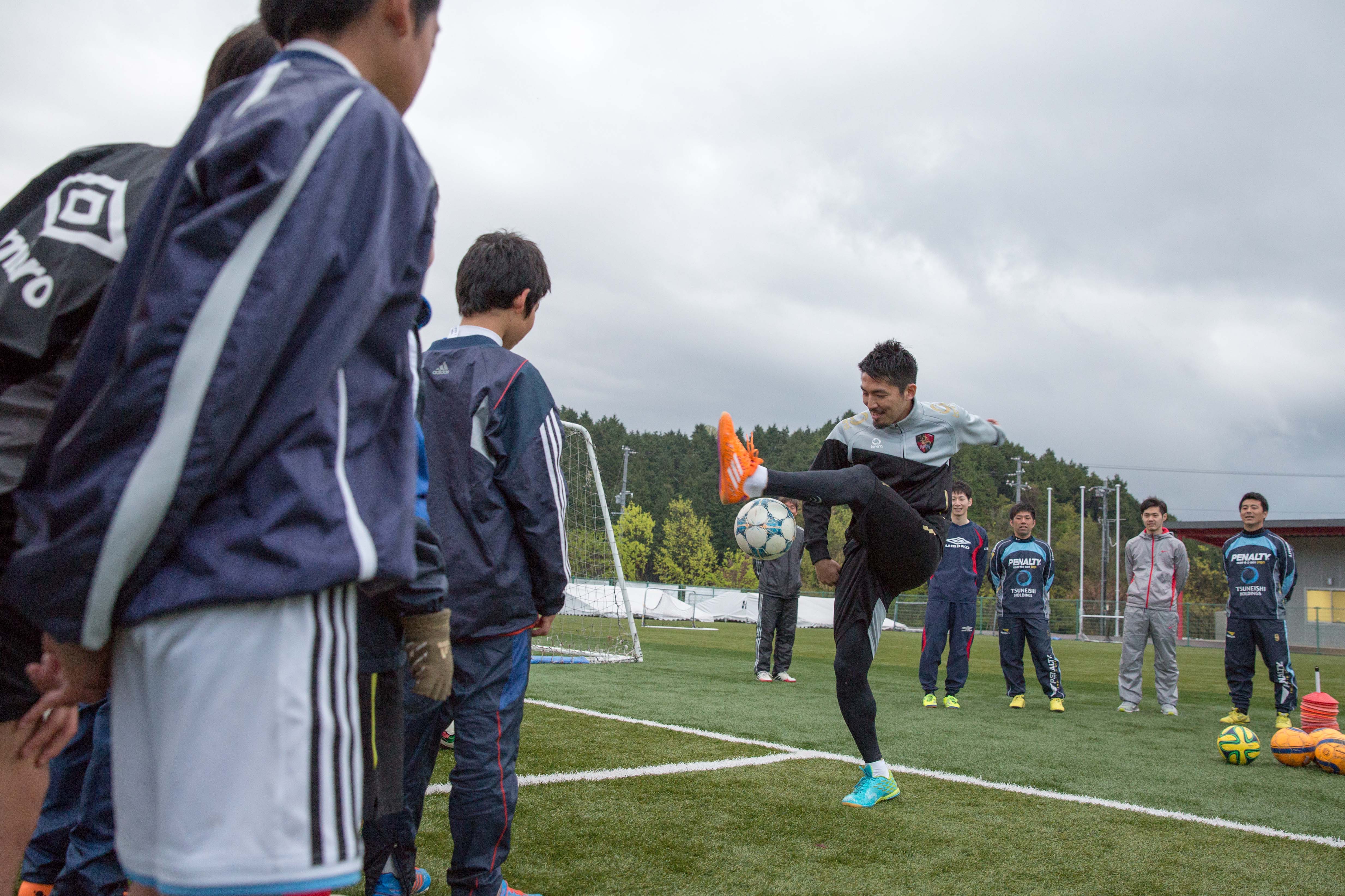 特定非営利活動法人ツネイシ スポーツアクト 所在地 広島県福山市 は 15年4月14 15日にフットサルチーム バルドラール浦安 日本代表 の星翔太選手と フットサルチームの米川正夫監督を迎え 2日間にわたり Fc バイエルン ツネイシのジュニ