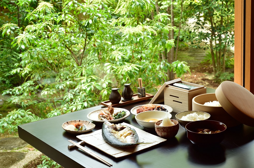 瀬戸内の潤いたっぷりの気品あふれる初夏の献立、ベラビスタ境ガ浜の日本料理「櫻の間」