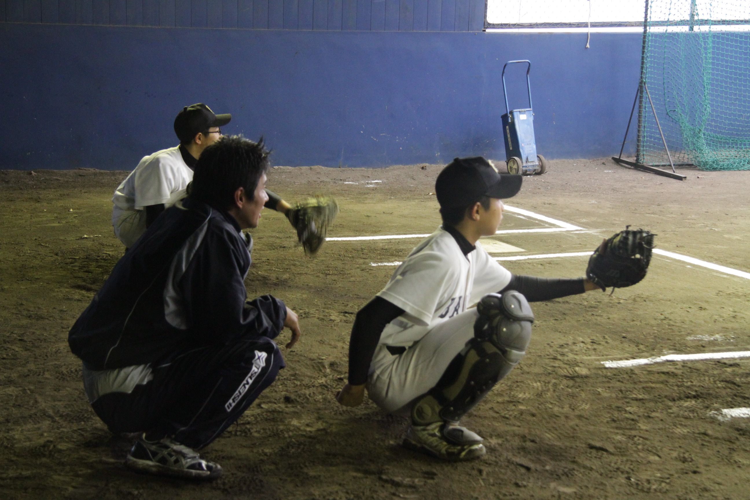 ツネイシ硬式野球部員による野球教室（キャッチャーへの指導）
