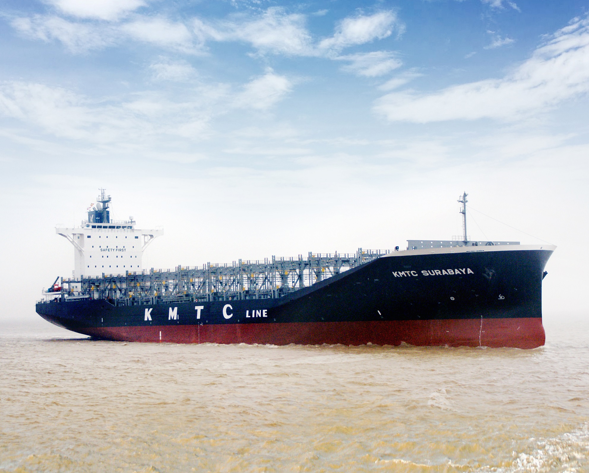 “2,800TEU型コンテナ運搬船”の第一番船「KMTC SURABAYA」