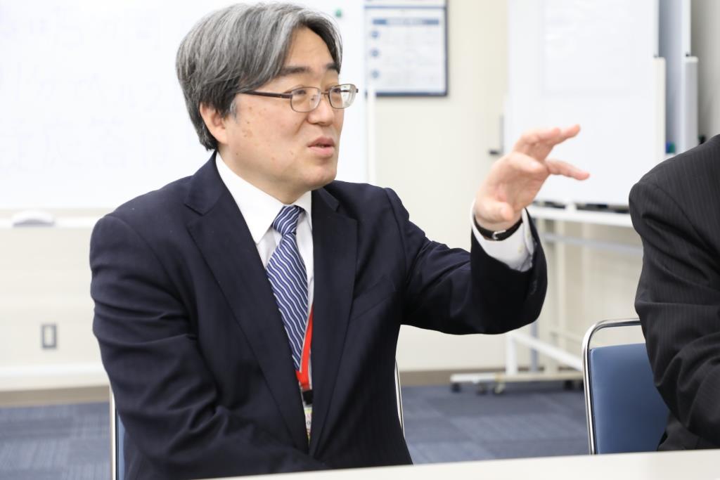 これまでの共同研究についてコメントする広島大学の安川教授