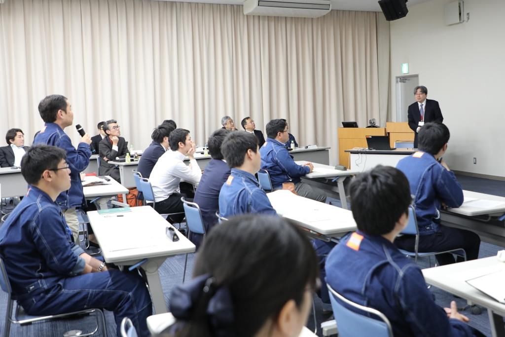 常石造船の社員と広島大学の先生方が研究の進め方や成果について対話
