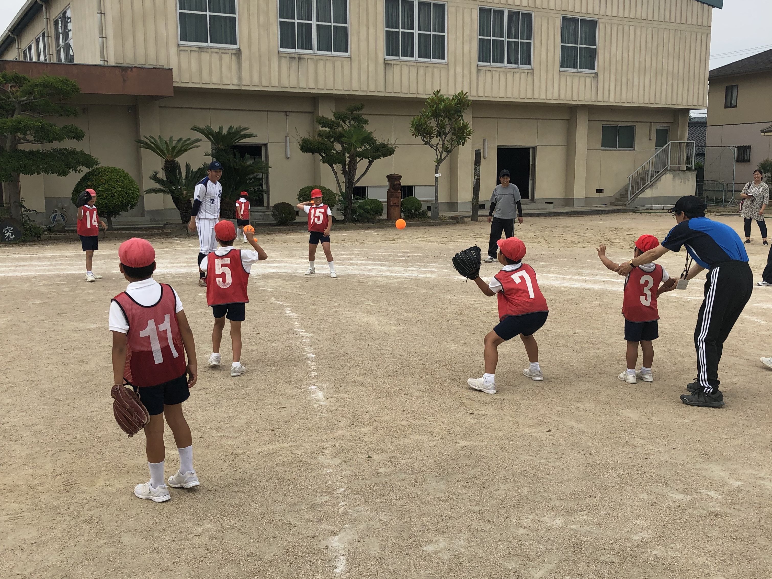 ツネイシブルーパイレーツ　内海小学校で野球教室を開催