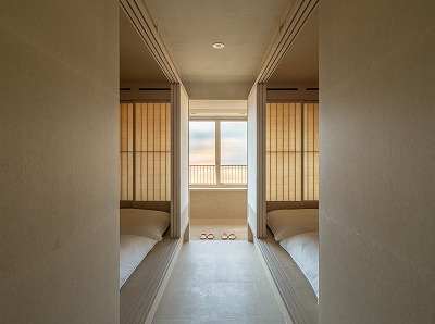 床・壁・天井を手漉きの和紙で貼るLOGの客室
