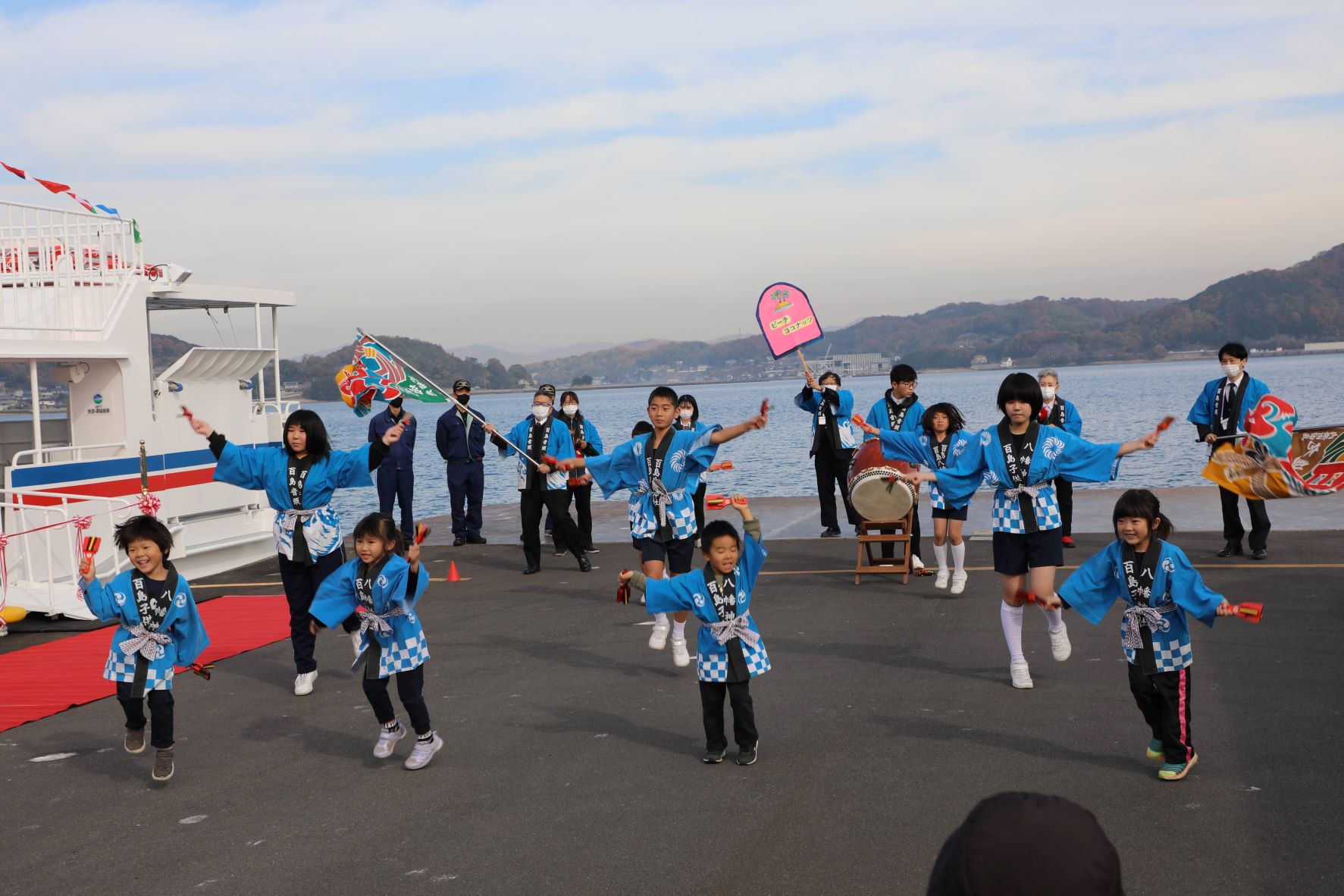 百島幼稚園・小中学生による演舞「いわしゃみソーラン」を披露