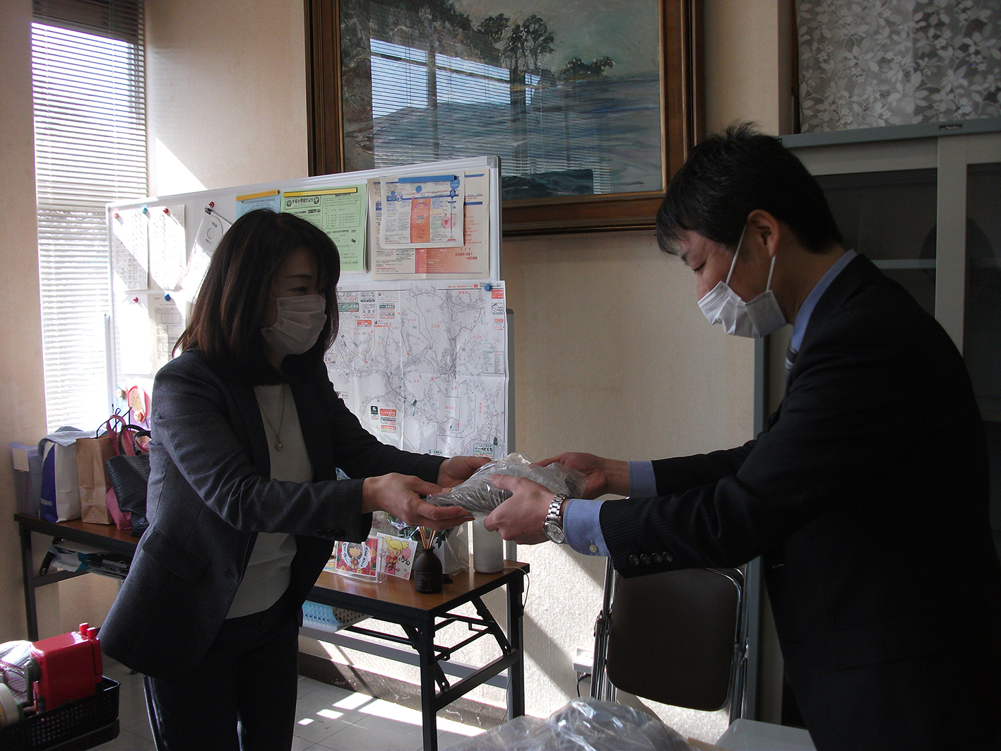 福山市立想青学園 岸本千香子校長（左）に通学用反射材付きグッズを寄贈