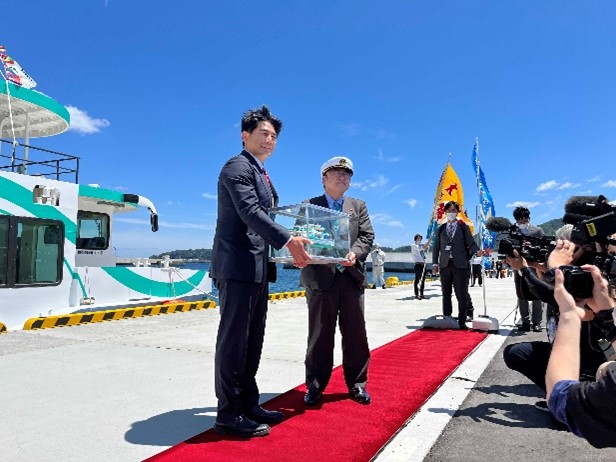 岩手県山田町のティエフシー　新造船、宮古市遊覧船の入港引渡し式を実施