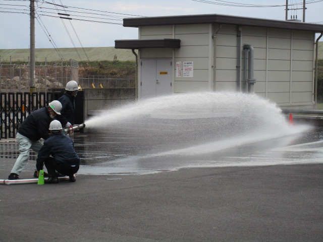 屋外消火栓による放水訓練
