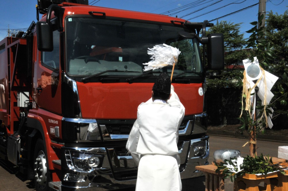 環境セグメントのヨシダがクレーン付き大型トラックの納車式を実施